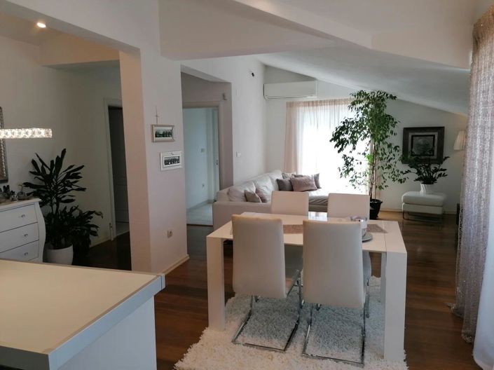 Image No.6-9 Bed Property for sale