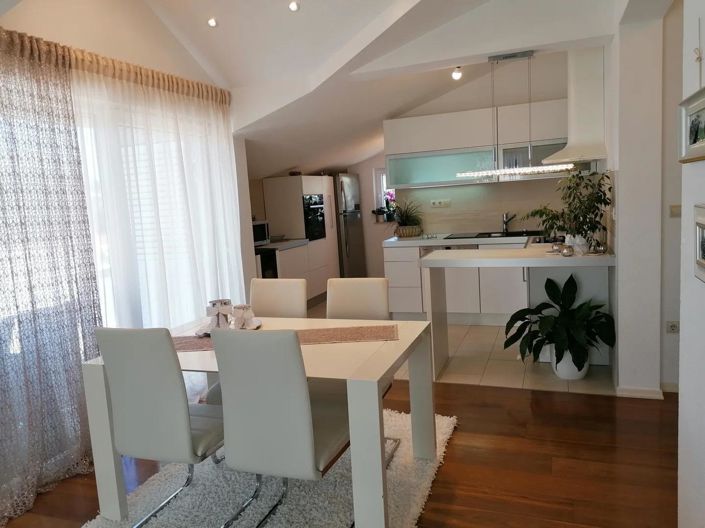 Image No.7-9 Bed Property for sale