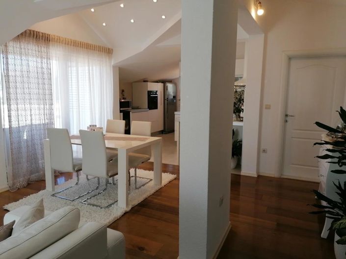 Image No.8-9 Bed Property for sale