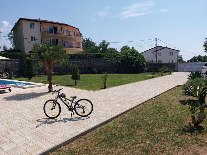 Image No.16-6 Bed Property for sale