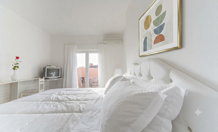 Image No.3-10 Bed Property for sale