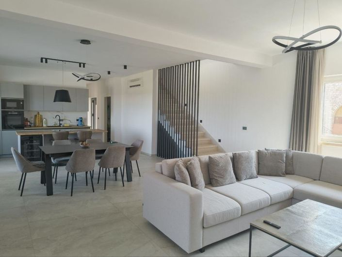 Image No.14-5 Bed Property for sale