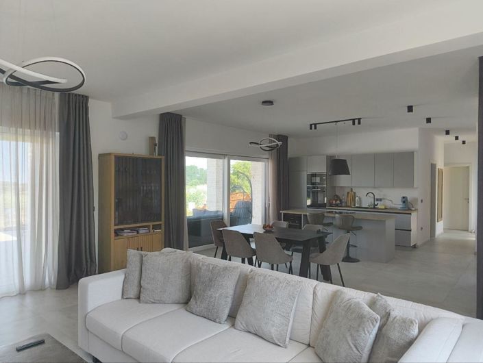 Image No.17-5 Bed Property for sale
