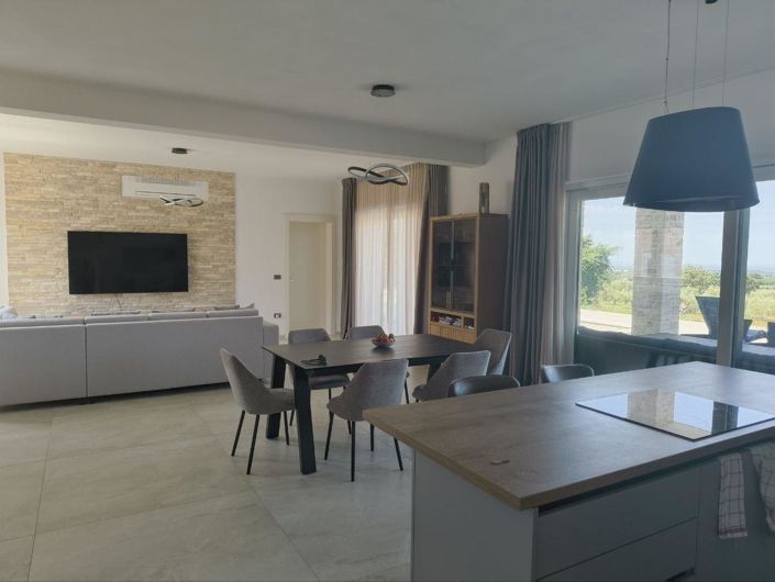 Image No.20-5 Bed Property for sale