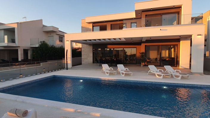 Image No.9-4 Bed Property for sale