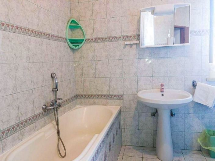 Image No.18-5 Bed Property for sale