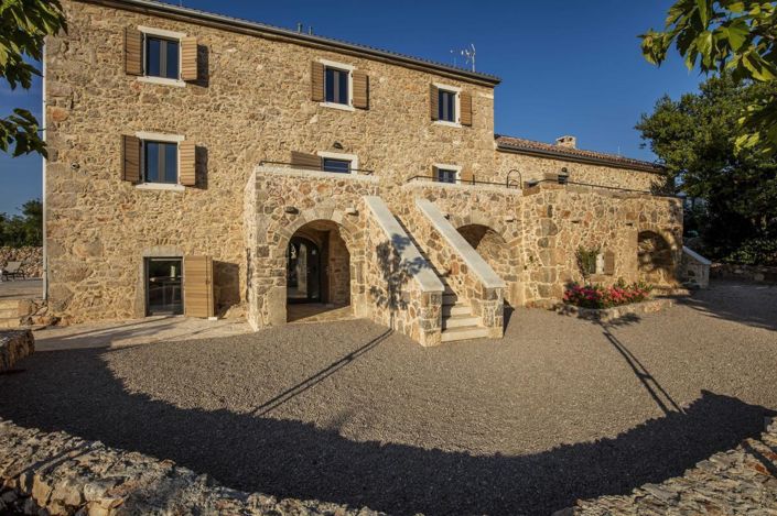 Image No.2-5 Bed Property for sale