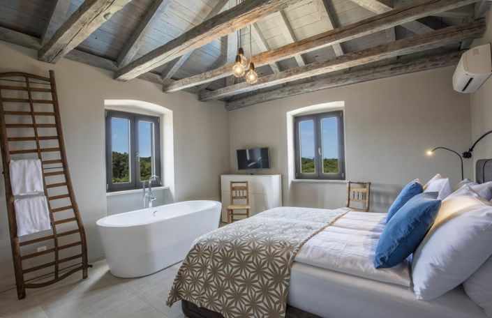 Image No.23-5 Bed Property for sale