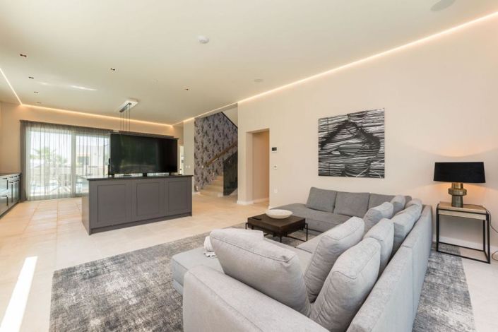 Image No.8-3 Bed Property for sale