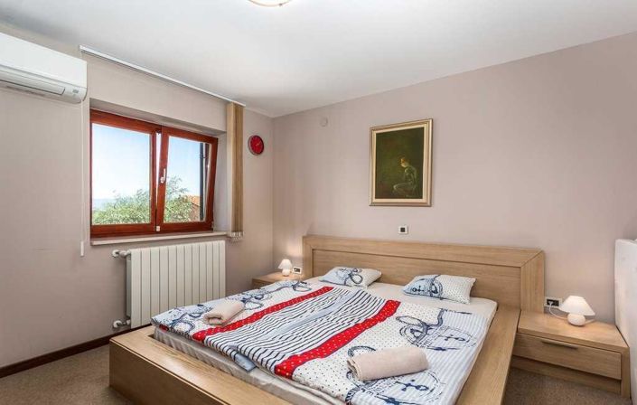 Image No.10-6 Bed Property for sale