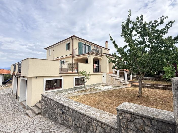 Image No.17-6 Bed Property for sale