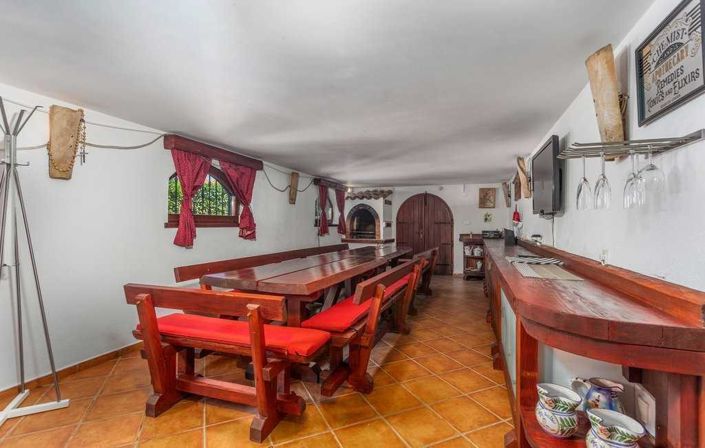 Image No.18-6 Bed Property for sale