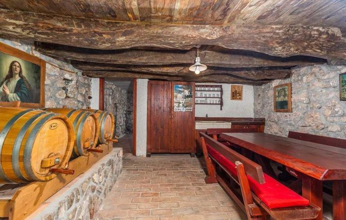 Image No.8-6 Bed Property for sale