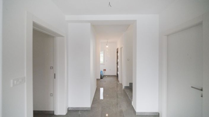 Image No.11-Propriété de 4 chambres à vendre à Buje