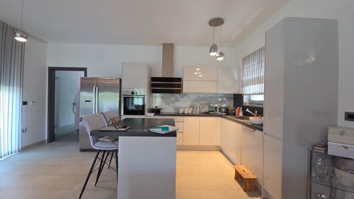 Image No.14-5 Bed Property for sale