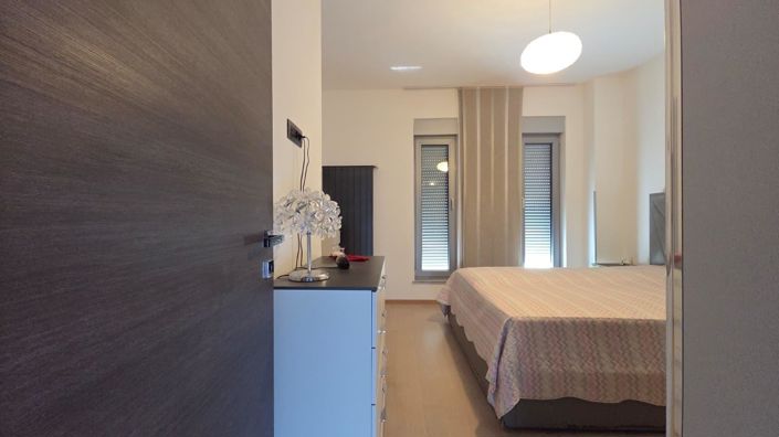 Image No.22-5 Bed Property for sale