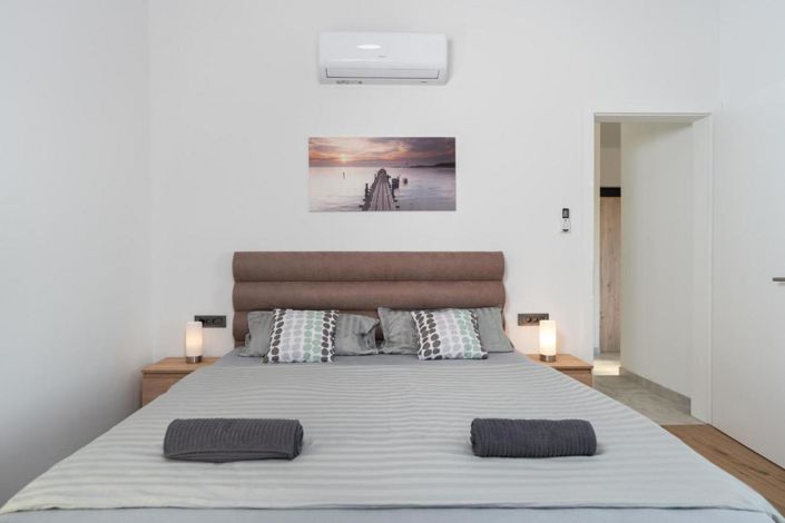 Image No.12-3 Bed Property for sale