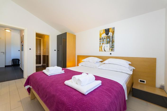 Image No.15-5 Bed Property for sale