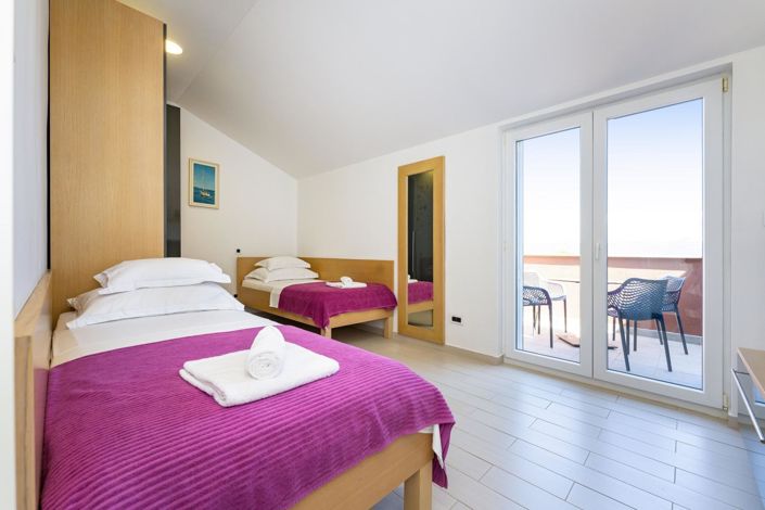 Image No.18-5 Bed Property for sale