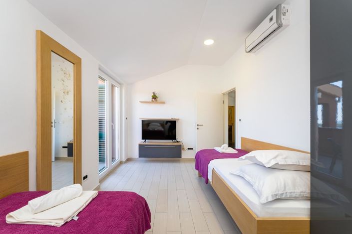 Image No.19-5 Bed Property for sale