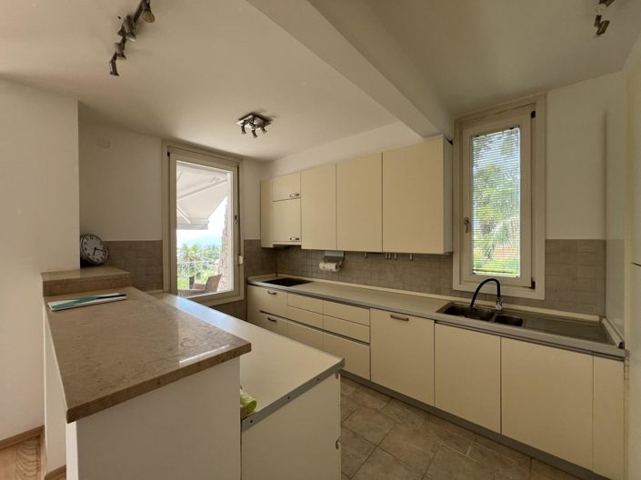 Image No.14-5 Bed Property for sale
