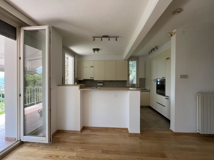Image No.18-5 Bed Property for sale