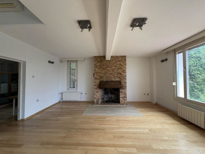 Image No.20-5 Bed Property for sale