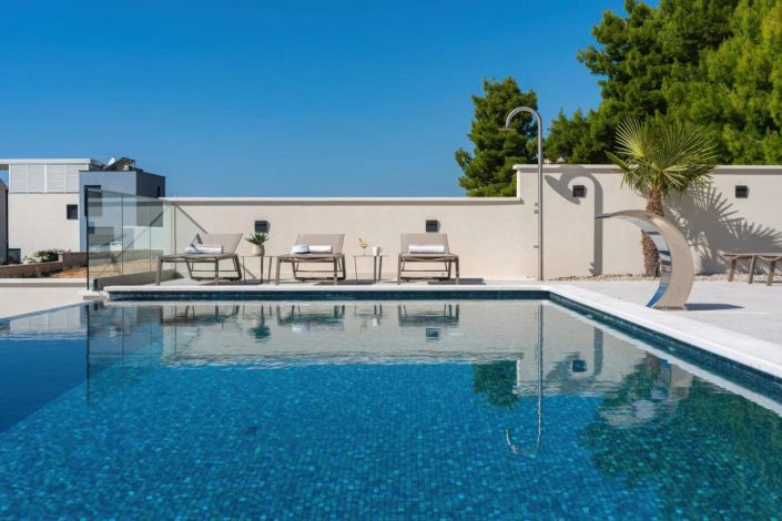 Image No.9-5 Bed Property for sale