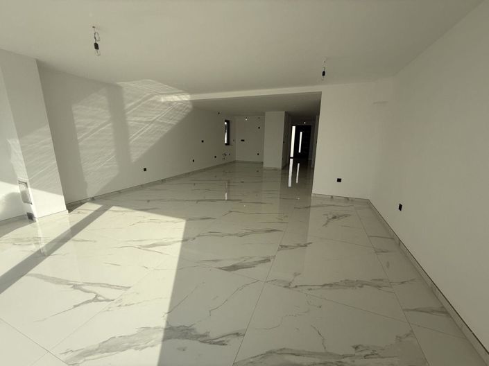 Image No.3-3 Bed Property for sale