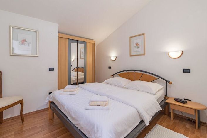 Image No.22-11 Bed Property for sale
