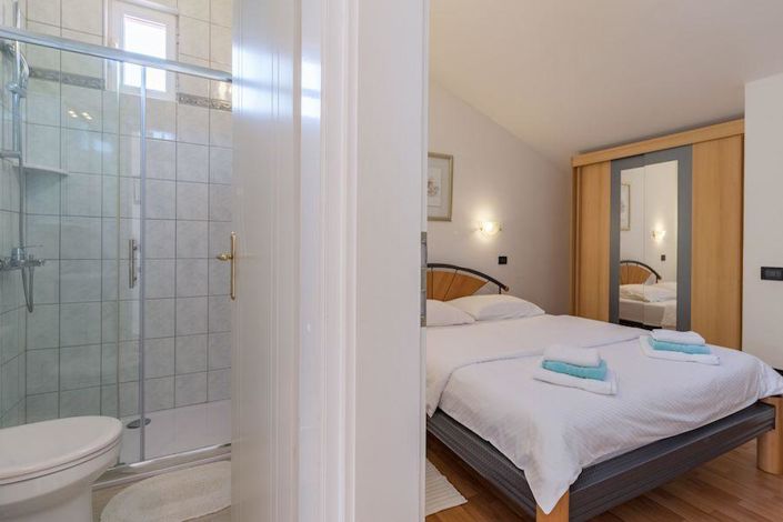 Image No.23-11 Bed Property for sale