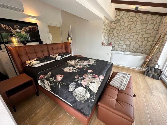 Image No.21-4 Bed Property for sale