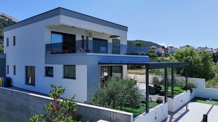 Image No.10-3 Bed Property for sale