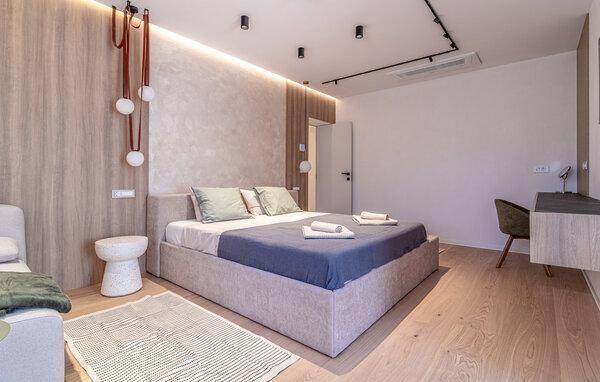 Image No.14-4 Bed Property for sale