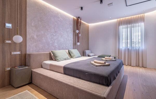 Image No.15-4 Bed Property for sale