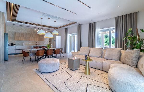 Image No.4-4 Bed Property for sale