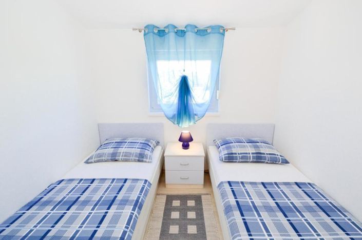Image No.14-8 Bed Property for sale