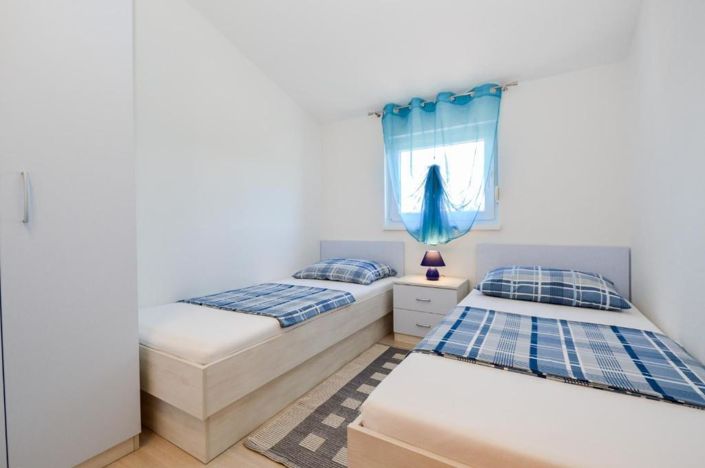 Image No.15-8 Bed Property for sale