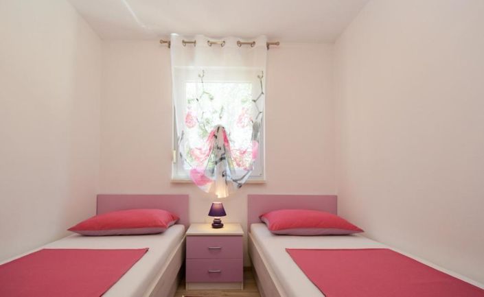 Image No.16-8 Bed Property for sale