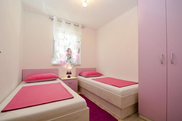 Image No.17-8 Bed Property for sale
