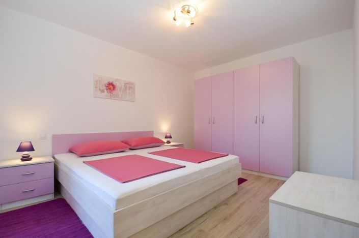 Image No.18-8 Bed Property for sale