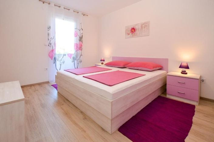 Image No.19-8 Bed Property for sale