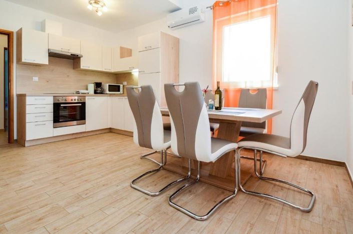 Image No.2-8 Bed Property for sale