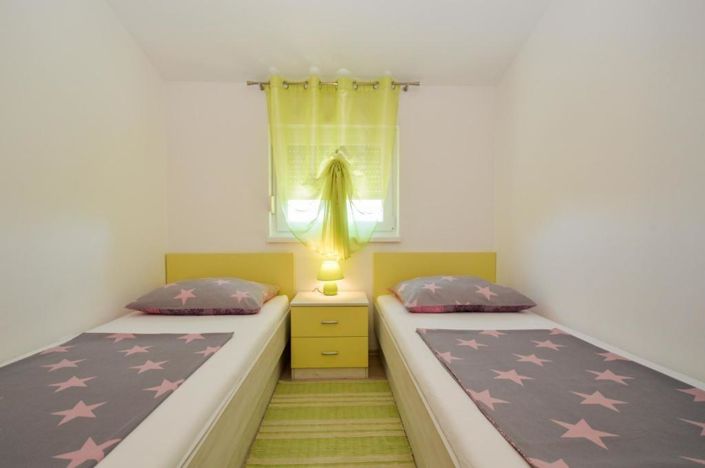 Image No.20-8 Bed Property for sale