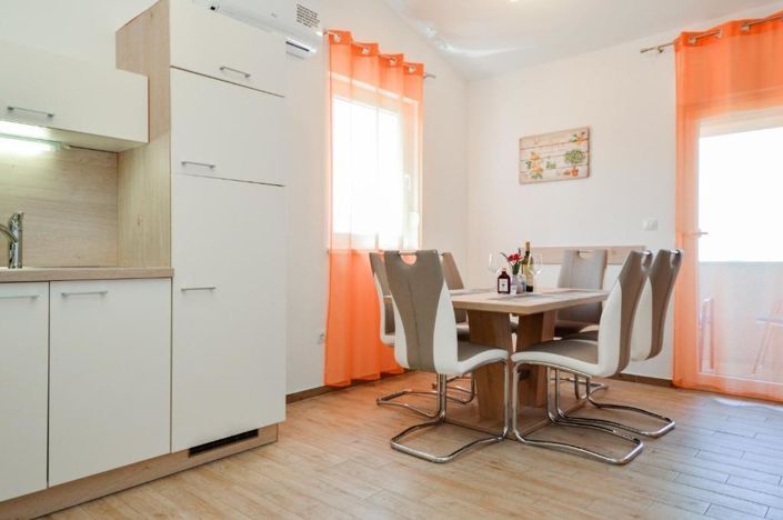Image No.3-8 Bed Property for sale