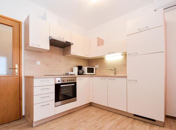 Image No.6-8 Bed Property for sale