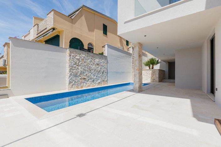 Image No.8-7 Bed Property for sale