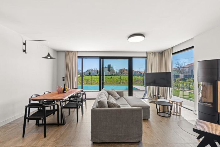 Image No.10-4 Bed Property for sale