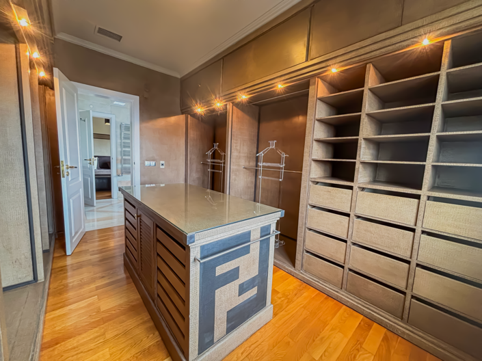 Image No.24-7 Bed House for sale