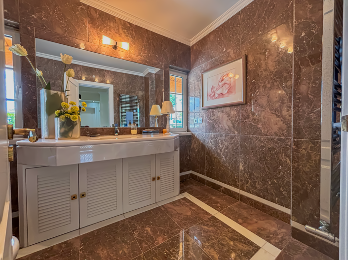 Image No.25-7 Bed House for sale